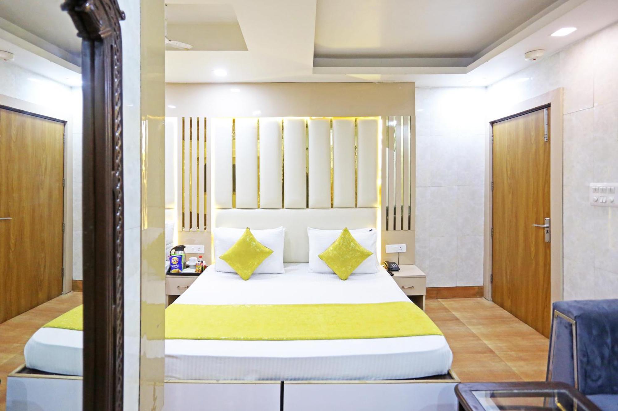Hotel Preet Palace -5 Mints Walk From Nizamuddin Railway Station New Delhi Exteriör bild